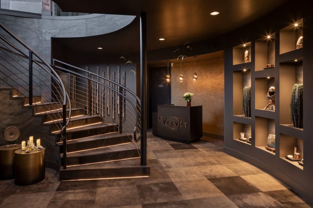 Ambiente Sedon'a adult-only hotel Velvet Spa with winding staircase and built-in shelf with desert decor.