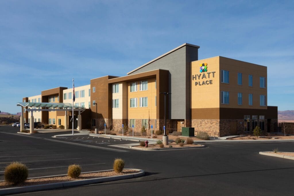 The outside of the Hyatt Place Page/Lake Powell hotel with backtop parking.